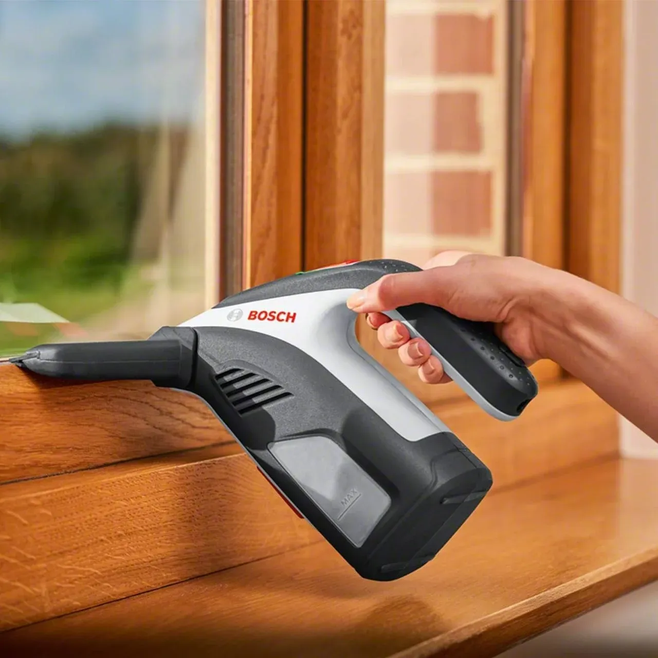 Bosch EasyGlassVac Akülü Cam Temizleme Makinesi ile Pırıl Pırıl Yüzeyler